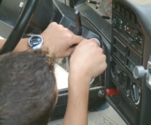 Furturile din autoturisme, pe bandă rulantă la Constanţa